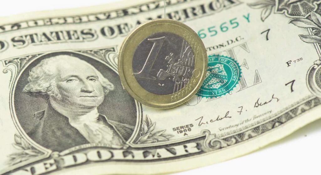 El Euro vuelve a perder la paridad con el dólar por segunda vez este año.