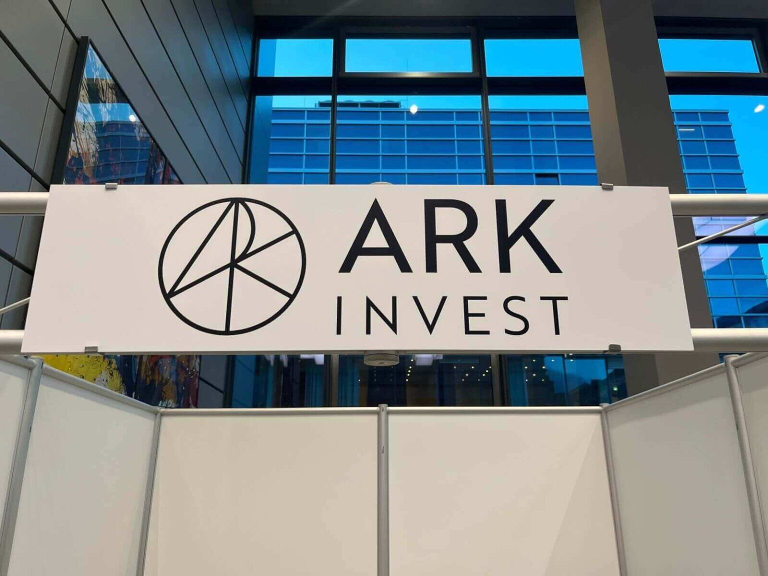 ARK Invest compra cripto en la caída del mercado · WHISPR