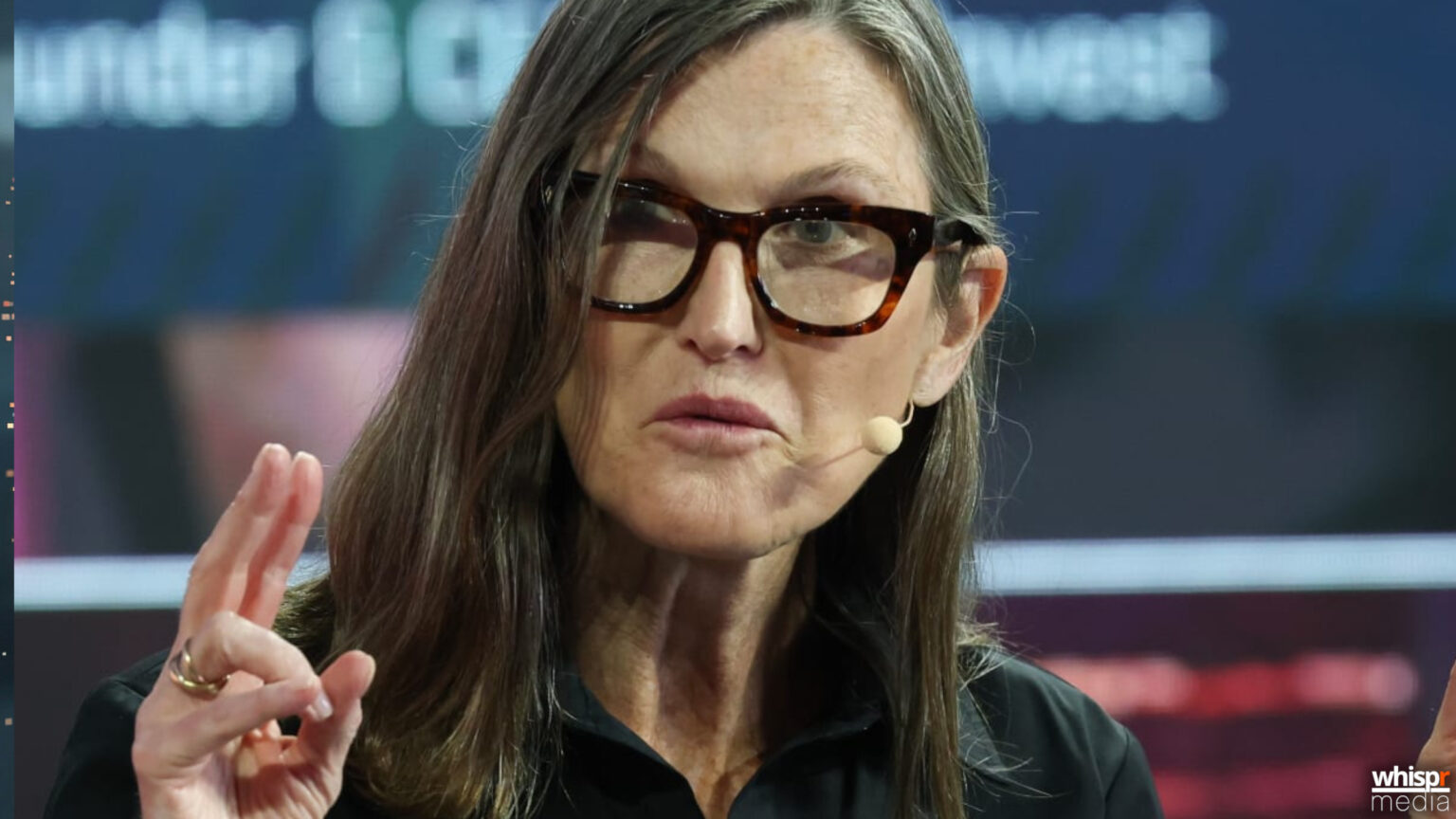 Cathie Wood afirma que Bitcoin «ha acabado» con las caídas del 85% Cathie Wood: Bitcoin no tendrá más caídas del 85% · WHISPR